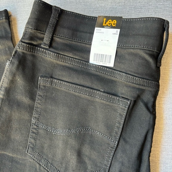 Lee Women's Ultra Lux Comfort with Flex Motion Straight Leg Jean - Picture 3 of 6